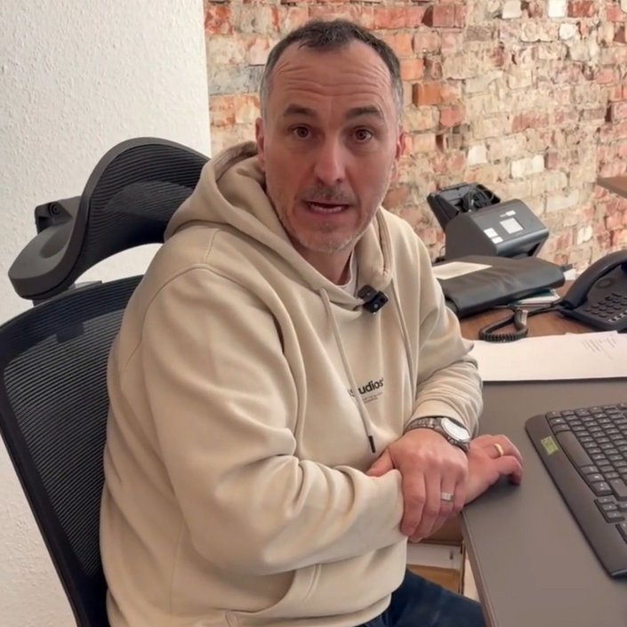 Wenn im Büro das Wort „Neuigkeiten“ fällt, entstehen die wildesten Gerüchte.☝🫣😂😂 Vom Büro-Alpaka (Elena) 🦙 über den... Wenn im Büro das Wort „Neuigkeiten“ fällt, entstehen die wildesten Gerüchte.☝🫣😂😂 Vom Büro-Alpaka (Elena) 🦙 über den...